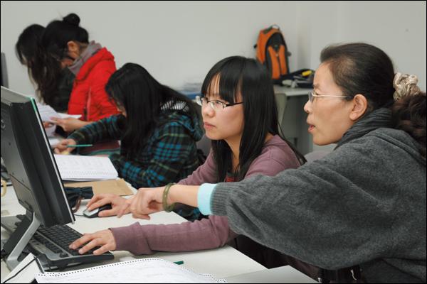 我院人口普查办公室正在进行数据统计