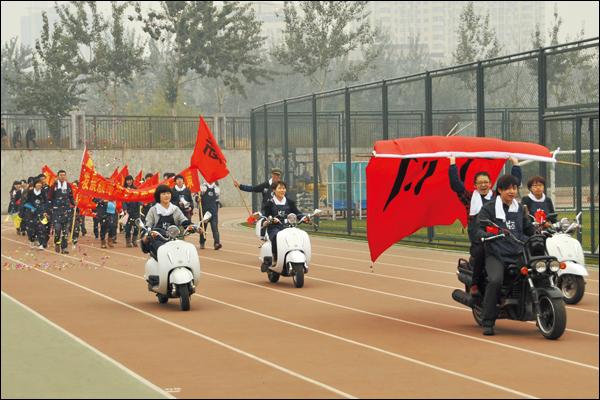 版画系方阵入场