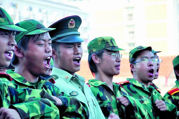 军训阅兵暨总结表彰大会隆重举行军训师领导勉励