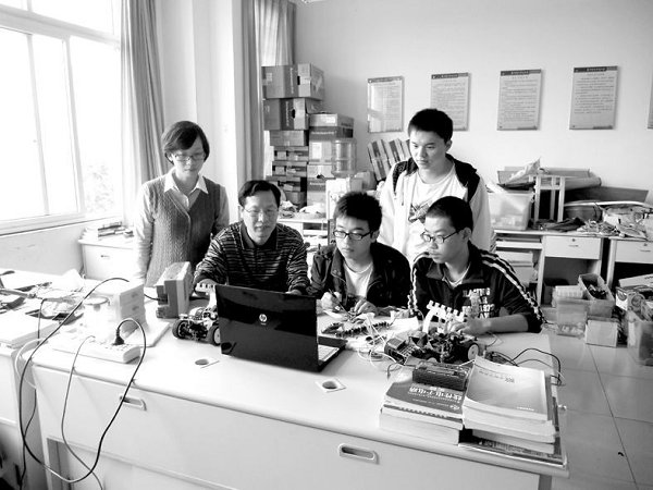 潜心科研服务社会教书育人———记电子信息学院