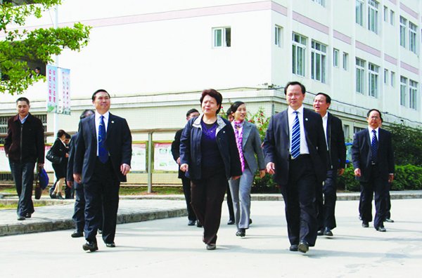 自治区人民政府李康副主席一行莅临我院指导工作