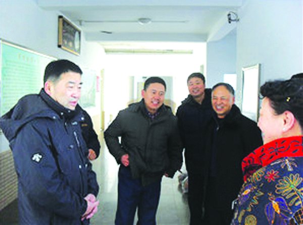 校领导走访慰问教职工