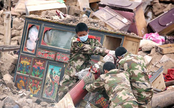 天灾无情爱暖人间