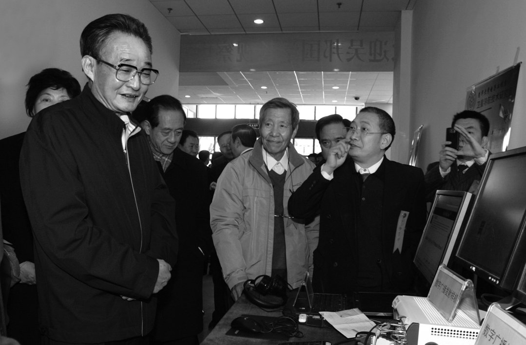 吴邦国委员长视察清华大学