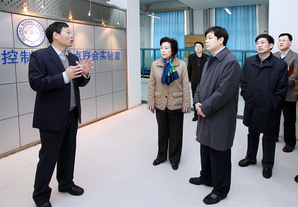 深入贯彻落实《教育规划纲要》推动教书与育人紧