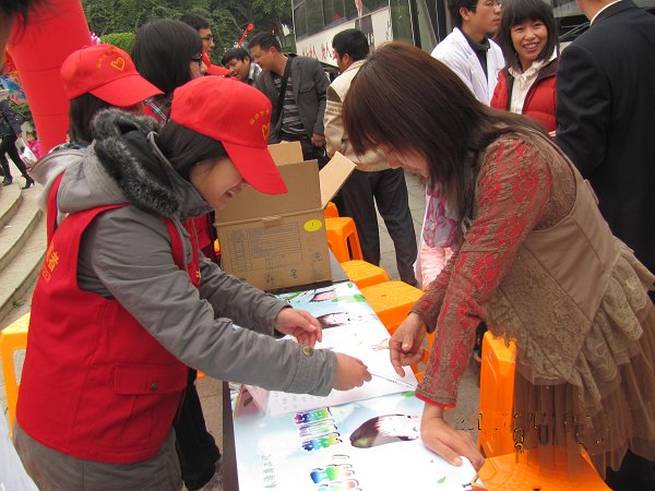 情系雷锋日一起做“微尘”我校青年志愿者开展“