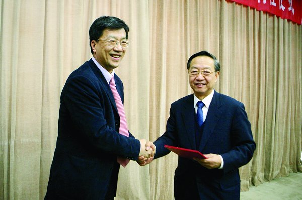 李毅中同志受聘为我校兼职教授在北航大讲堂作“