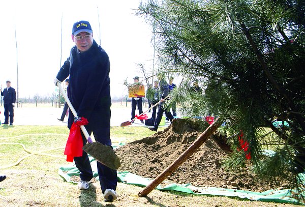 工信部机关义务植树北航沙河校区添新绿
