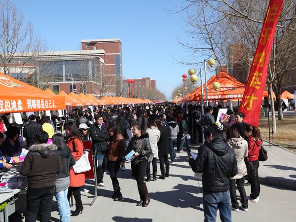 双选会现场                                 沈士超/摄