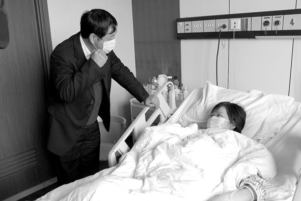 齐文远副书记等赴京看望重症校友徐敏