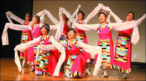 离退休同志们为大家带来精彩演出