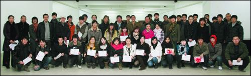 2011年1月6日上午，我院2010-2011学年在校生优秀作业展开幕式暨颁奖仪式在教学展厅举行。2010-2011学年在校生优秀作业评选出一等奖38名，二等奖117名，三等奖（包括优秀团队奖） 339名。本次展览共展出本科在校学生所有获奖作品共计494件作品，涵盖我院各个专业门类。图为院领导、各院系部门负责人与获奖学生的合影。