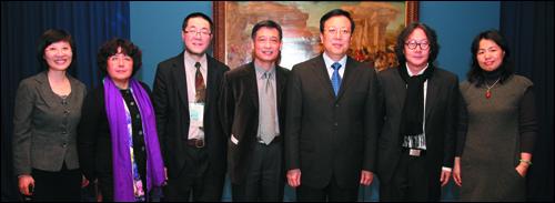 教育部副部长郝平（右三）出席开幕式，杨力书记（右四）、徐冰副院长（右二）等陪同参观