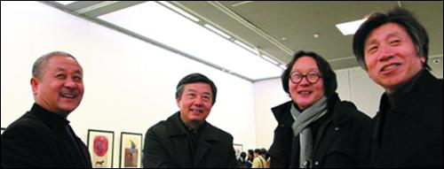 左起：张桂林先生，中国美术家协会分党组书记、常务副主席吴长江，我院副院长徐冰，中国美术馆馆长范迪安