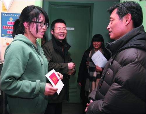 2011年1月13日下午，党委书记杨力同志代表学院党委走访慰问生活困难的学生党员