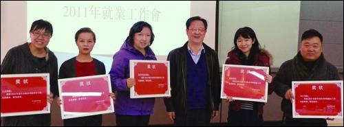 孙红培副书记代表学院为2010年学生工作先进集体（壁画系、造型学院基础部、人文学院）、就业工作先进集体（设计学院、建筑学院）颁发证书
