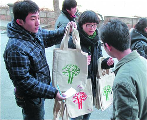 为宣传低碳意识，倡导低碳生活，近日版画系学生向广大师生推广亲手印制的限量手工环保包