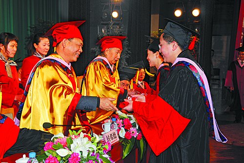 2008届研究生毕业暨授位典礼隆重举行82名