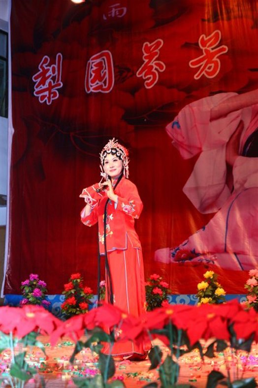 用戏曲诠释人生的传奇