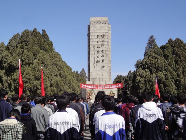我院大学生代表与北京大学社会实践小组祭扫塔山