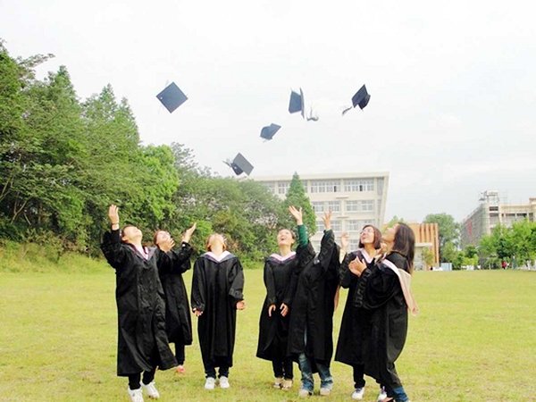 依依惜别殷殷寄语万千叮咛万般期待我校以多种形