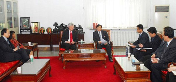 方滨兴校长会见美国麻省大学代表团