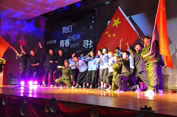 服装学院举办“寻找红*宝+石,”大型红歌会