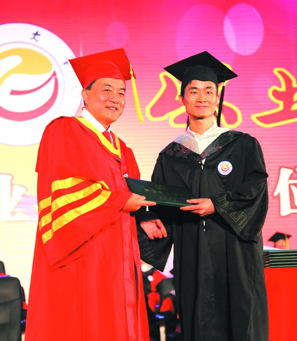 我校举行史无前例的盛大毕业典礼