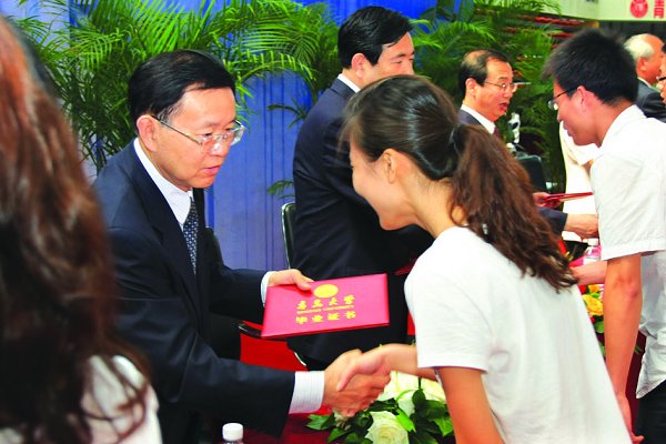 我校2011届本专科生毕业典礼隆重举行