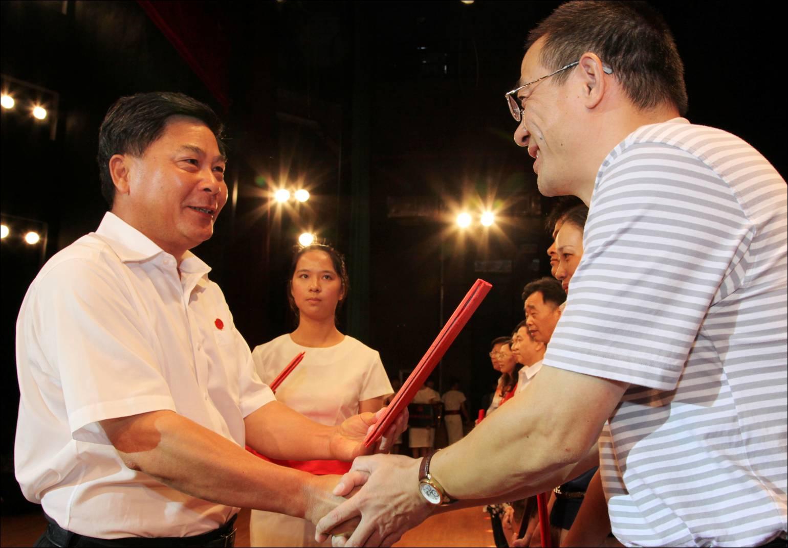 表彰先进庄严宣誓高唱红歌