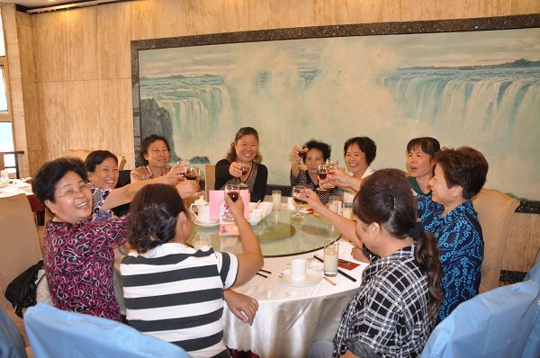 九九重阳敬老情，笑声满堂胜春光