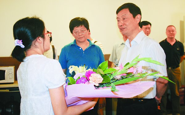 省委教育工委书记涂文涛看望慰问我院困难党员