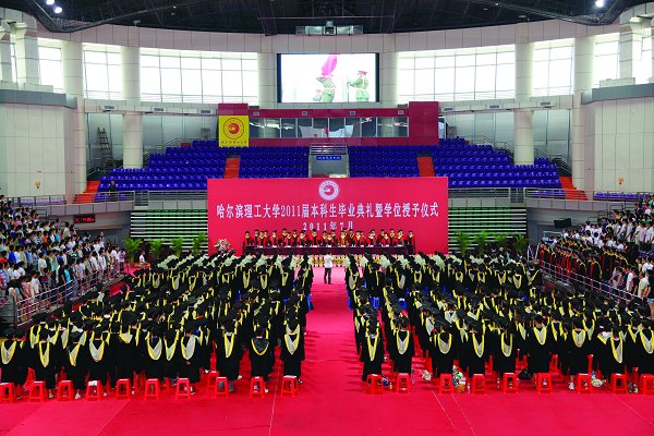我校隆重举行2011届本科生毕业典礼暨学位授