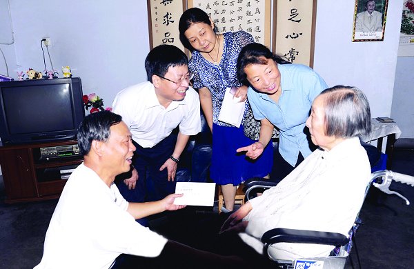 “学校的建设与发展，你们立了大功”