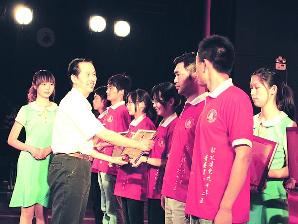 弘扬五四精神唱响红色经典我校举行“五四”表彰