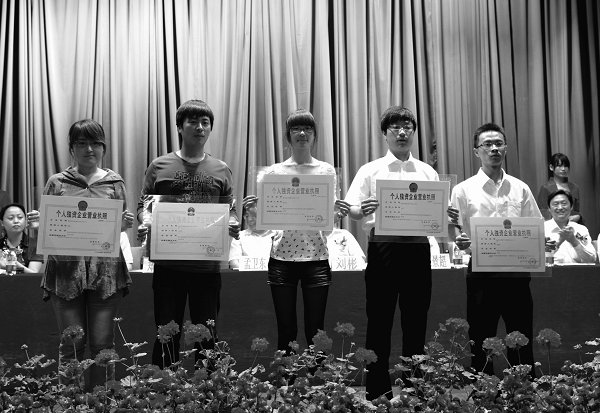 积极探索建立长效机制，推动就业创新工作发展