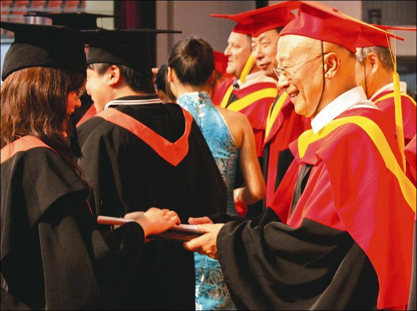 导师为毕业生颁发毕业证及学位证  陈欣婧/摄