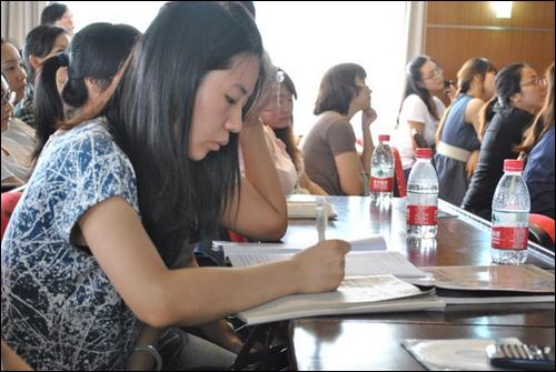 我校学生认真听取演讲