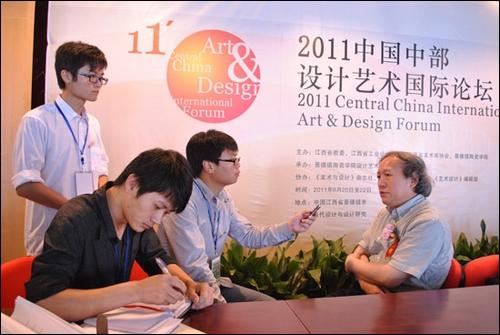 校报记者采访李砚祖教授