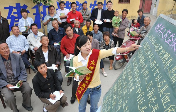 图片新闻：我省大学生村官在农村积极开展服务村