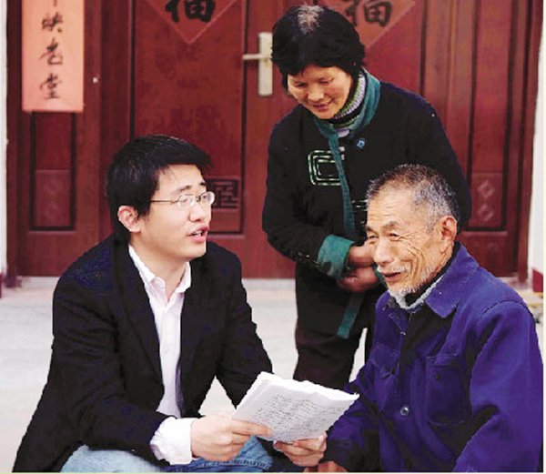 图片新闻：我省大学生村官经常深入村民家中宣传