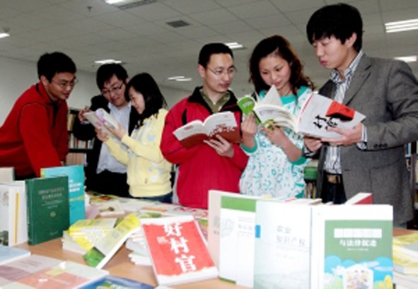 图片新闻：扬州市开展大学生村官“你选书、我买