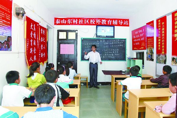 图片新闻：宝应县安宜镇社区大学生村官关爱留守