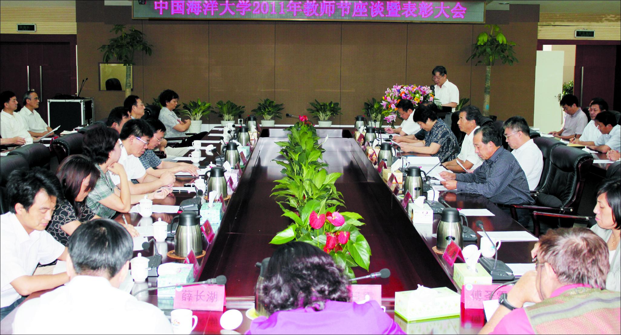 努力为教师创造崇尚学术追求真理勇于实践的良好