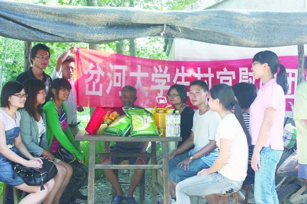 图片新闻：近日，洪泽县岔河镇10多名大学生村