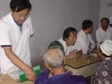 附属医院专家赴黍地沟村义诊