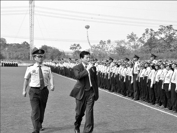 军训铸就军人魂，校园绽放七彩花