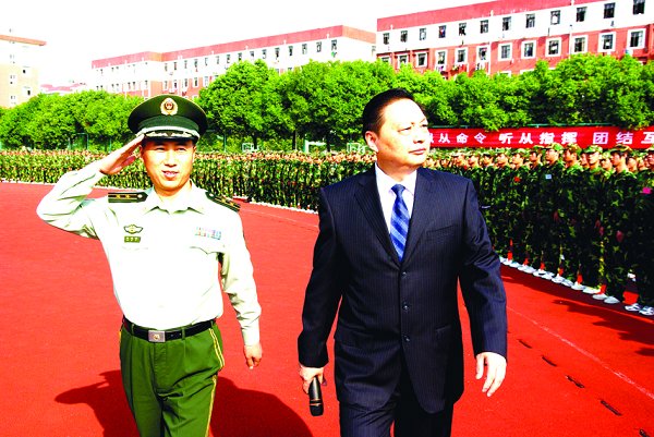 我校举行2011级新生军训阅兵仪式暨开学典礼