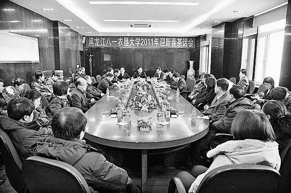 学校举办2011年迎新春茶话会
