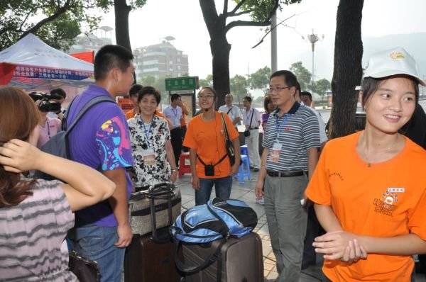 校领导关注新生入学